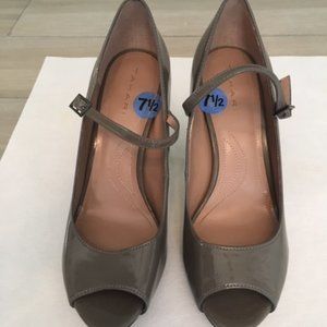Womans Grey Shoes, Size 7.5